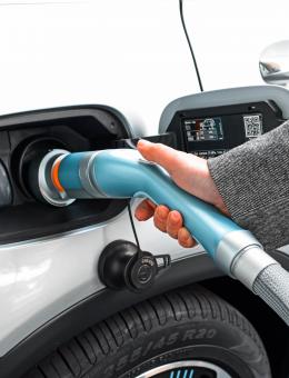 Zoom sur un individu rechargeant son véhicule éléctrique 