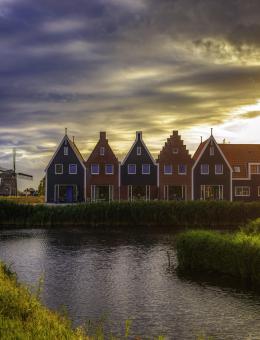 Maisons au bord d'un lac vues de loin