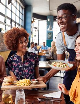 Groupe de personnes au restaurant