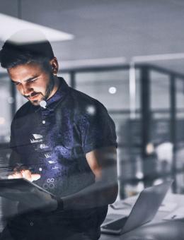 un homme utilisant une tablette avec des données visibles