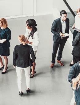 Groupe de personnes dans une banque