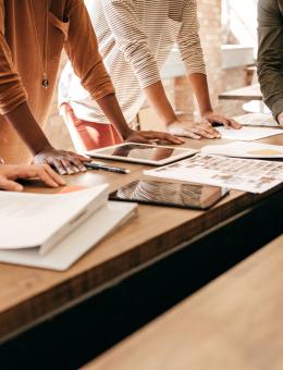 DEs gens travaillant autour d'une table 