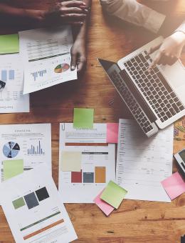 Travail en cours avec ordinateur, papier et d'autres matériaux 