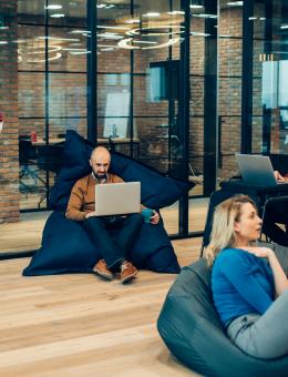 Un groupe de collègue travaillent dans un environnement collaboratif favorisant le bien-être