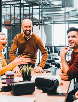 Groupe dans une salle de réunion