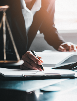 femme analyse texte réglementaire justice Sapin 2