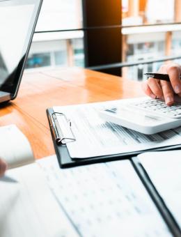 personnes en train de faire des calculs