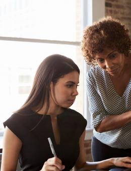 Des femmes en train de regarder un écran d'ordinateur 