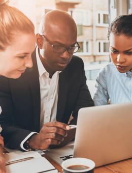 DRH devant un ordinateur