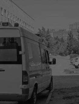 Un camion vu de derrière en noir et blanc